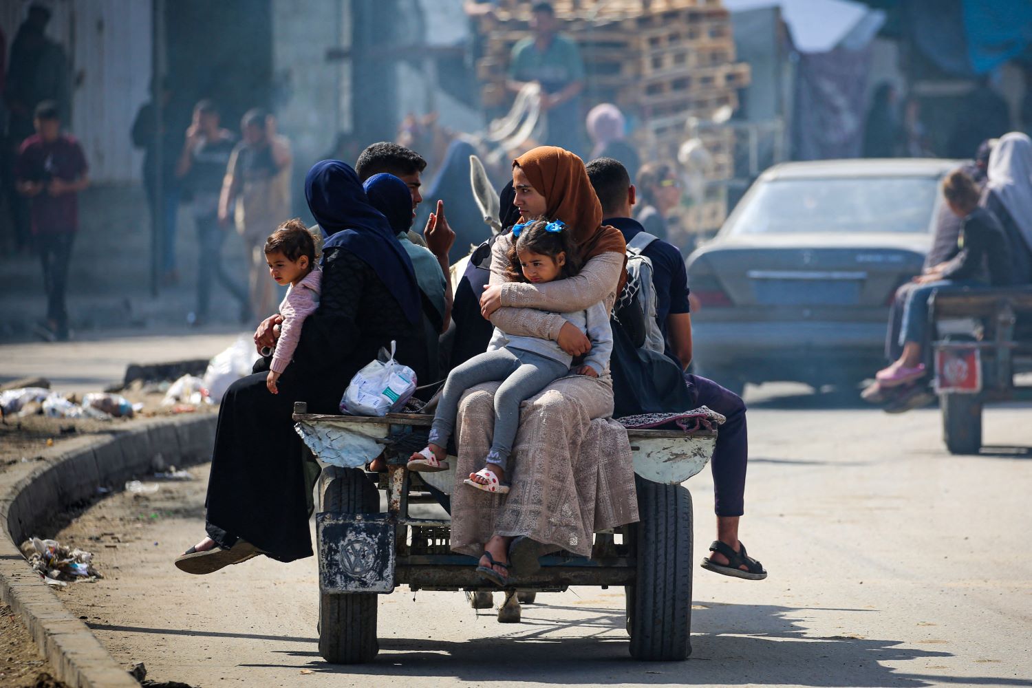 عائلة تنزح على عربة من رفح جنوب قطاع غزة (تصوير (ا ف ب)